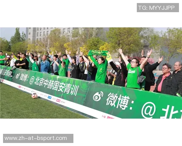 北京国安训练后自发射门比赛，现场欢乐无限